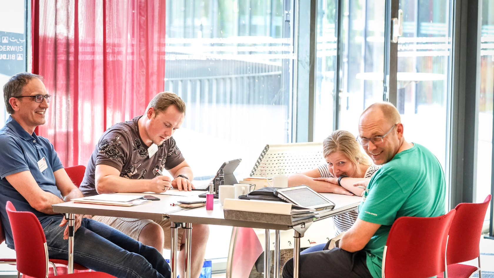 Gruppenarbeit bei einem Seminar.