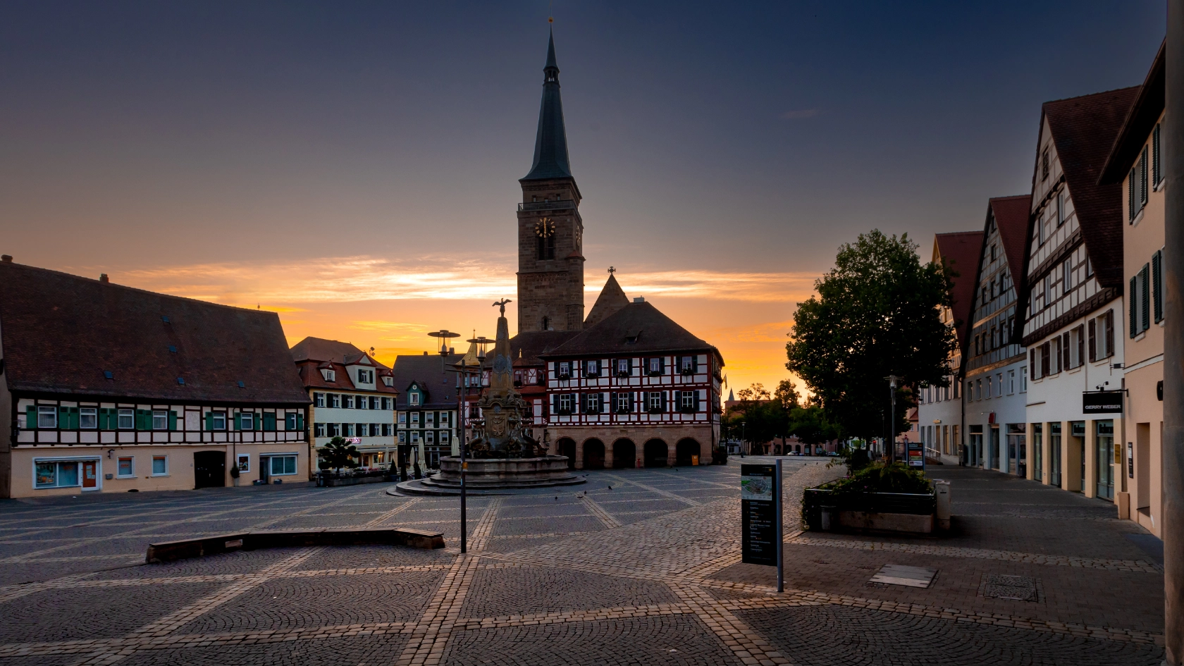 Marktplatz von Schwabach bei Sonnenaufgang