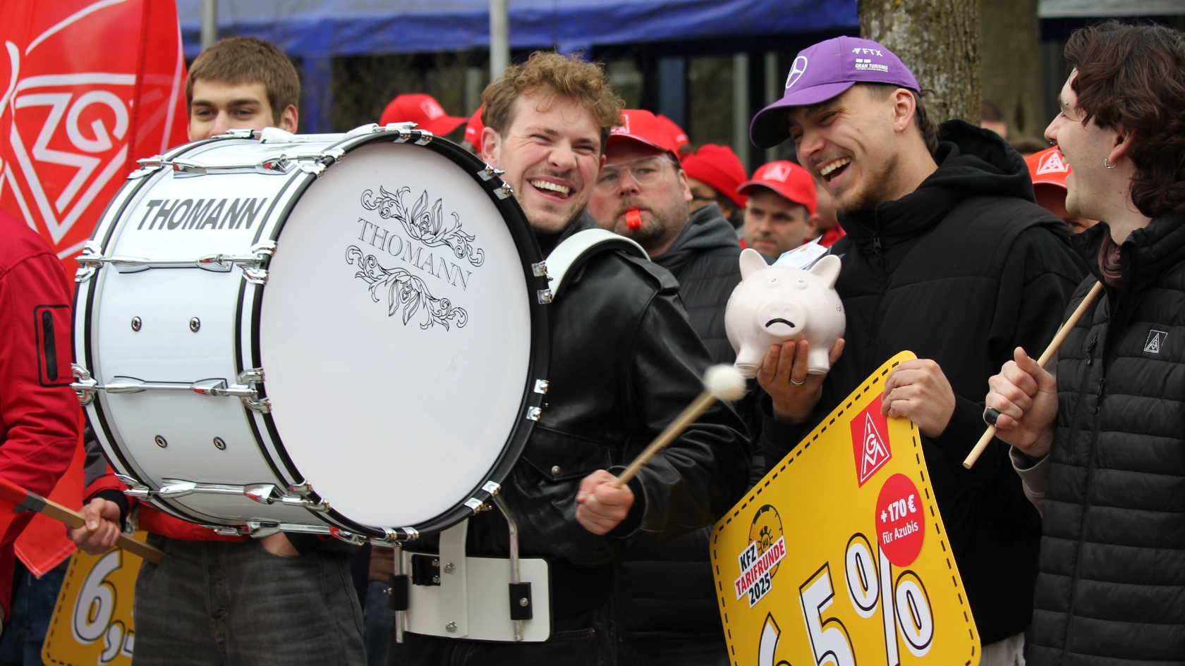 Lautstarke Kundgebung vor der ersten Tarifverhandlung in München