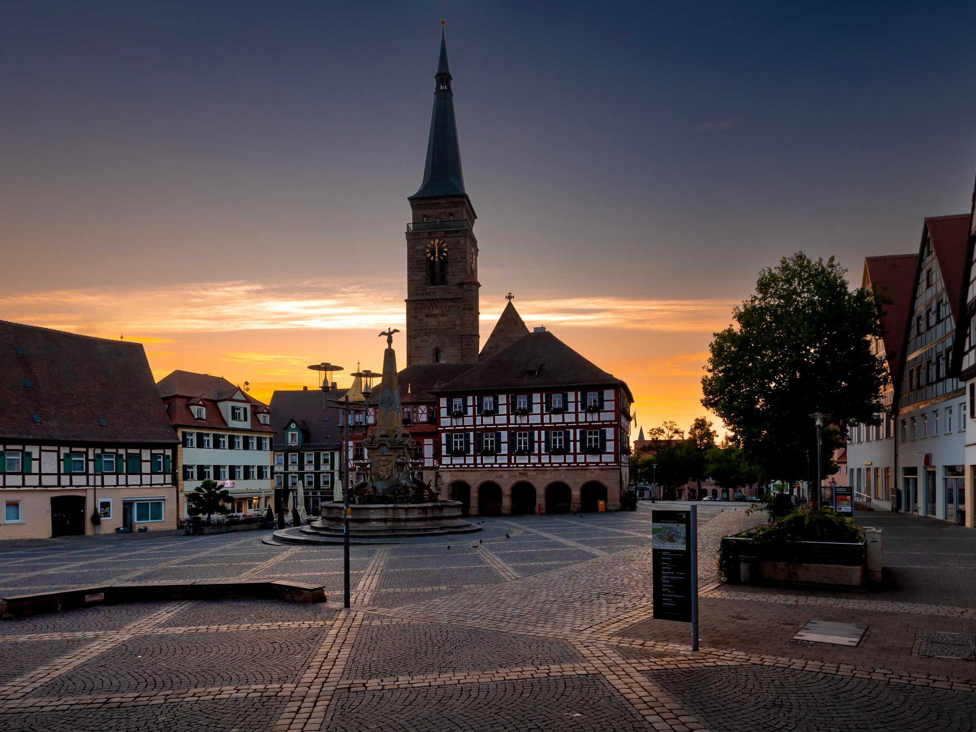Marktplatz von Schwabach bei Sonnenaufgang