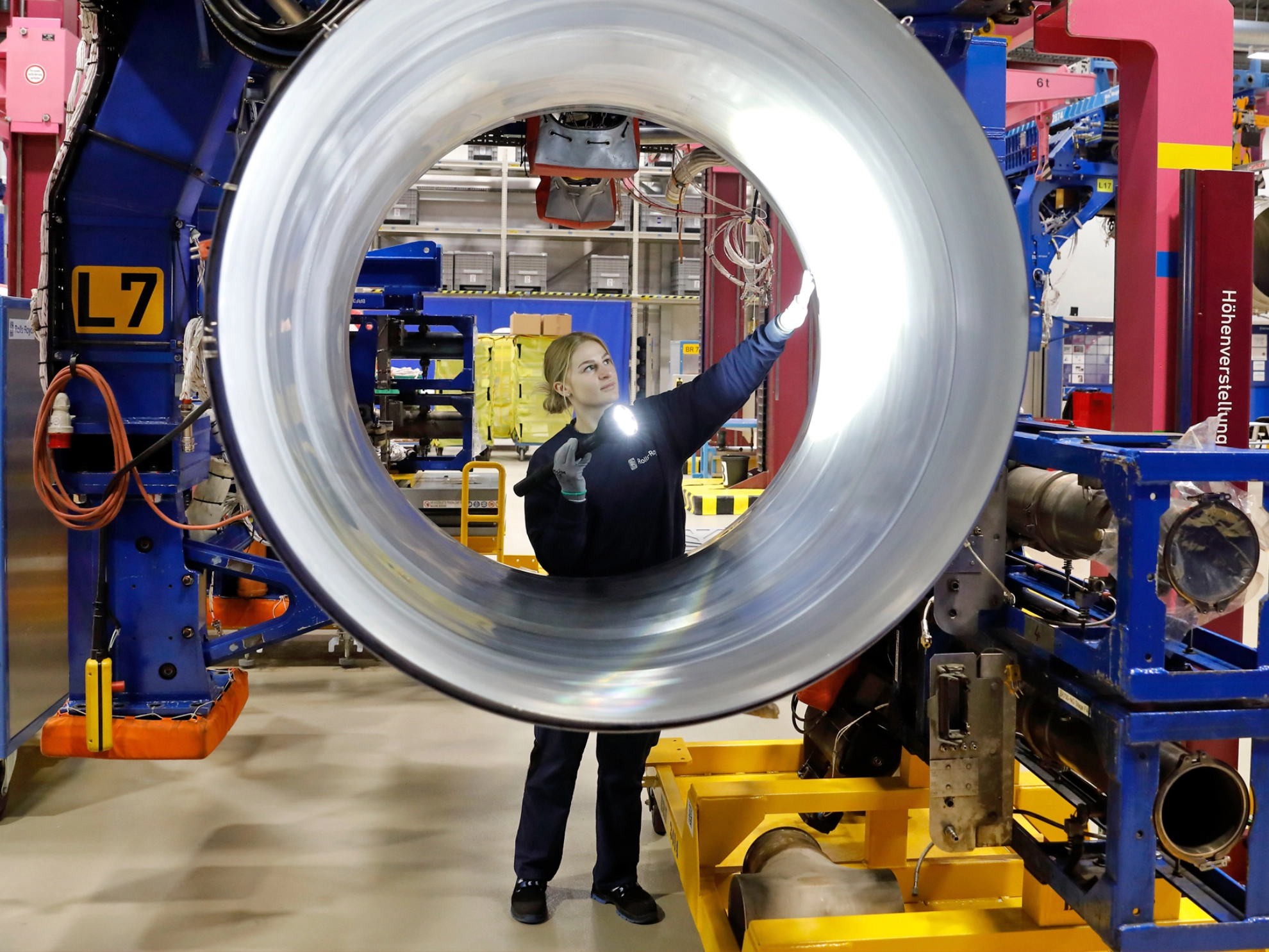 Gina Liza Walluga bei der Wartung von Flugzeug Triebwerken