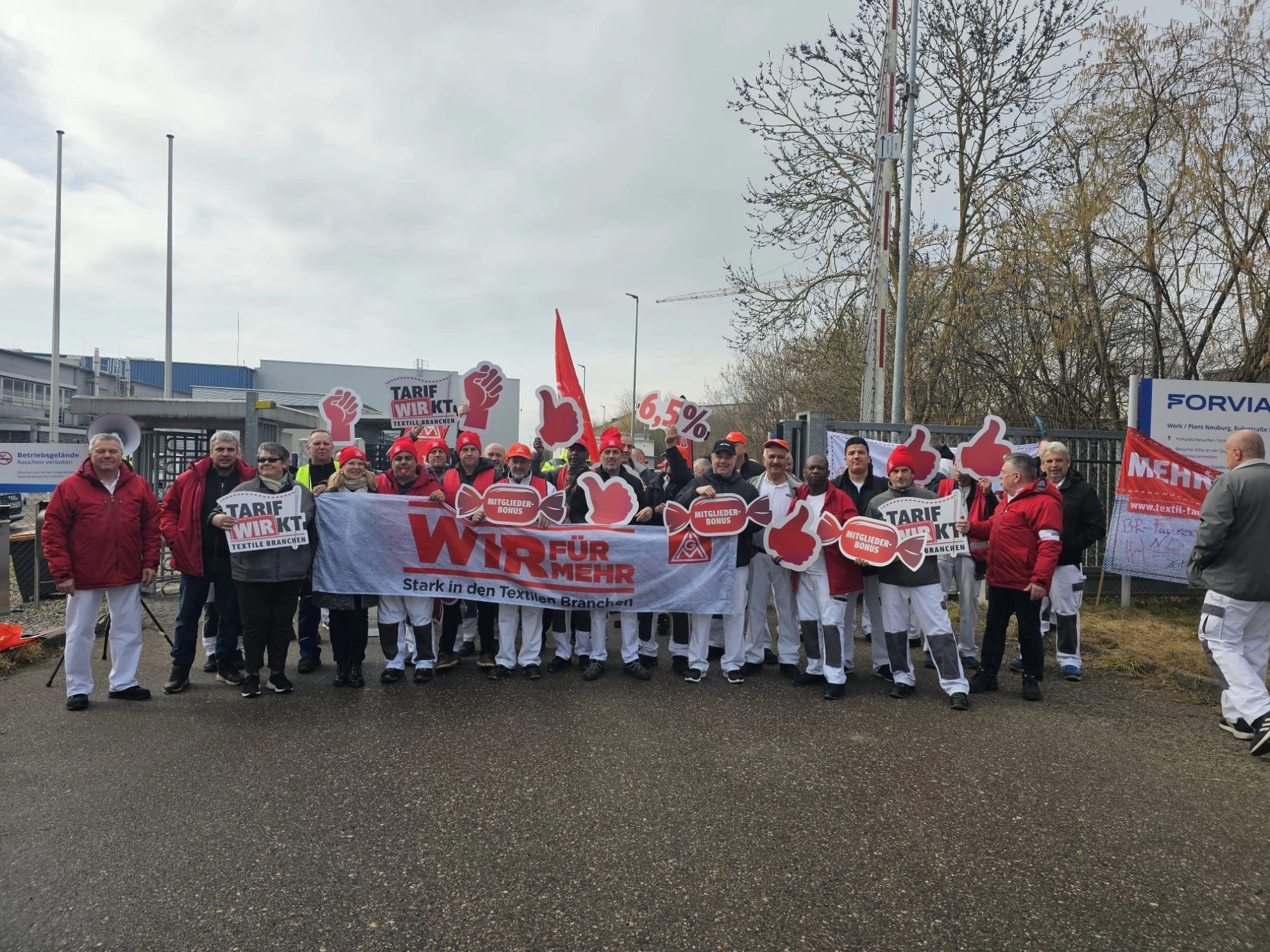 Warnstreik Tarifrunde Textil & Bekleidung bei Faurecia in Neuburg
