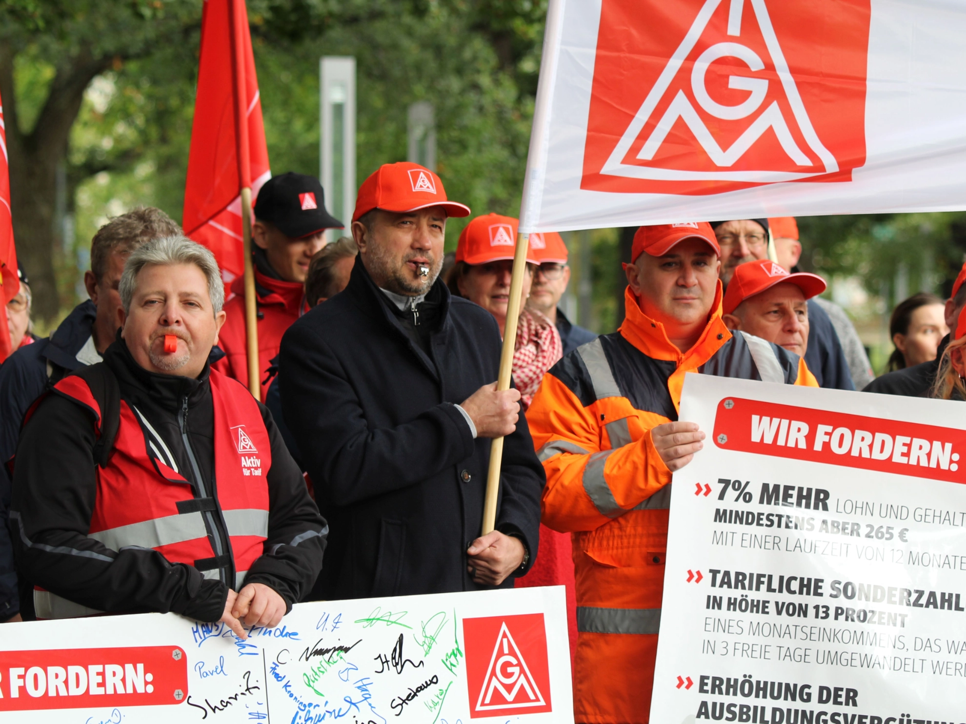 100 Beschäftigte von Faber Castell, Schwan-Stabilo und Lyra haben vor der ersten Tarifverhandlung für die Schreib- und Zeichengeräteindustrie in Nürnberg für ihre Forderungen demonstriert.