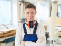 Auszubildender in einer Schreinerei