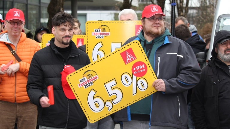 Lautstarke Kundgebung vor der ersten Tarifverhandlung in München