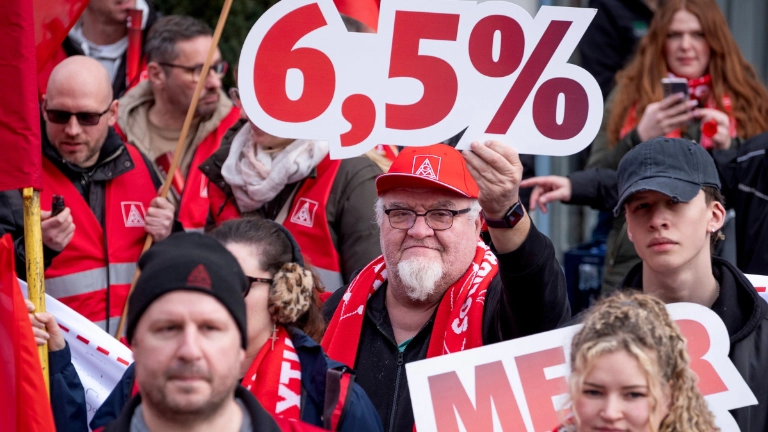 Beschäftigte demonstrieren zur zweiten Tarifverhandlung für Textil- und Bekleidungsindustrie am 25. Februar in Ingolstadt.