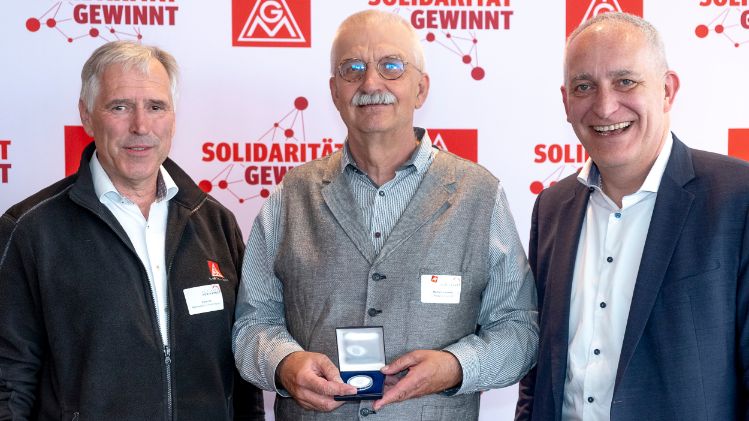 Horst Ott, Norbert Lenhard (Preisträger der Hans-Böckler-Medaille) und Jürgen Kerner auf der Bezirkskonferenz der IG Metall Bayern 2025