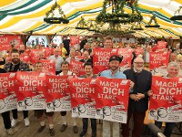 500 Gewerkschafter*innen bei der Kundgebung am Tag der Arbeit 2025 in Passau auf der Maidult.