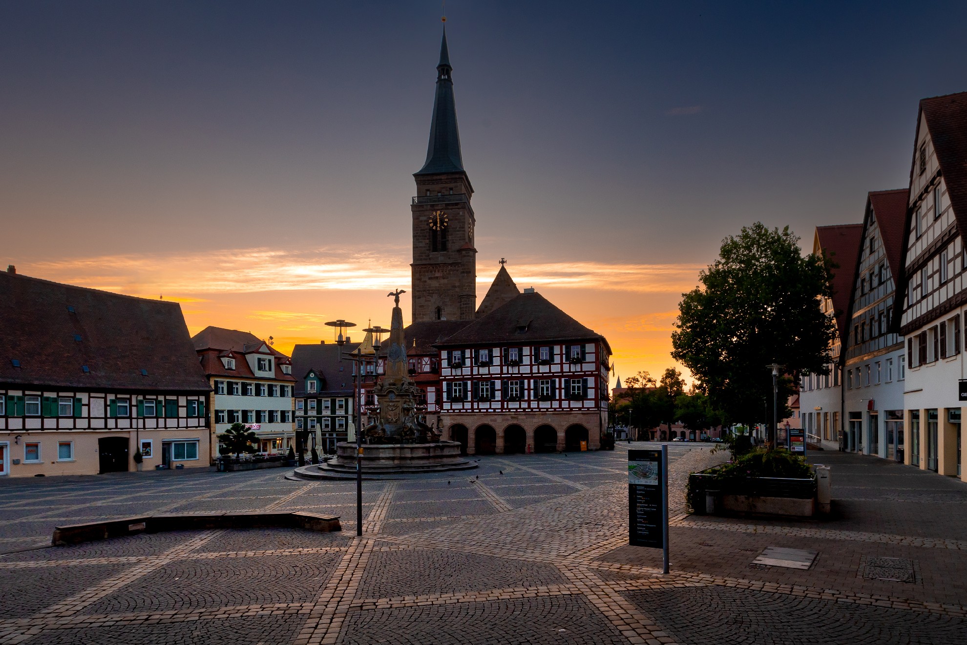 Marktplatz von Schwabach bei Sonnenaufgang